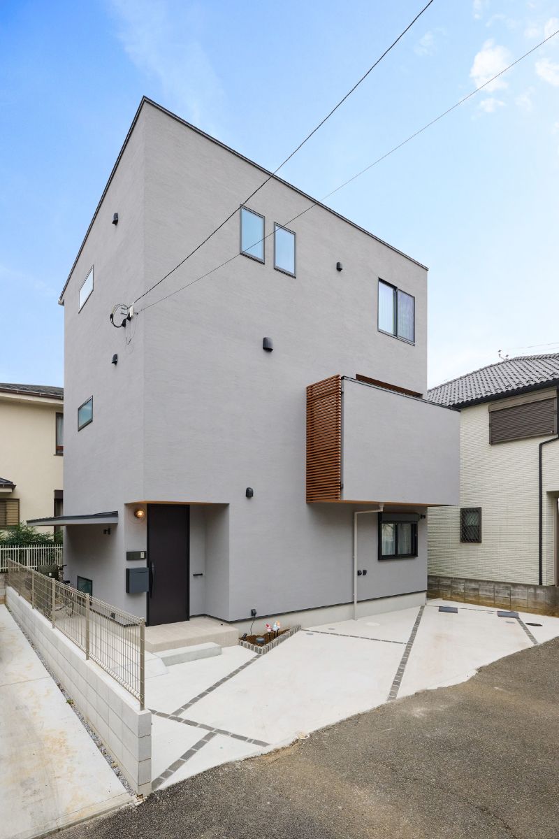 落ち着いたシンプルなBOX型の外観の画像