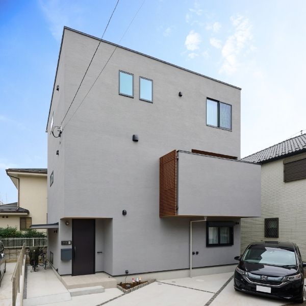 リビングに集う家の画像