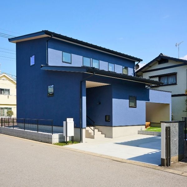 人もペットも心地よいブルーの家の画像