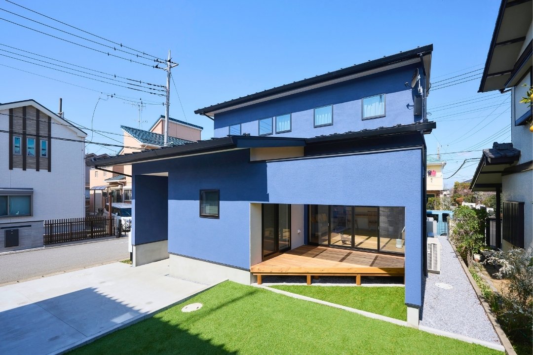 長く伸びた庇が印象的な外観の画像