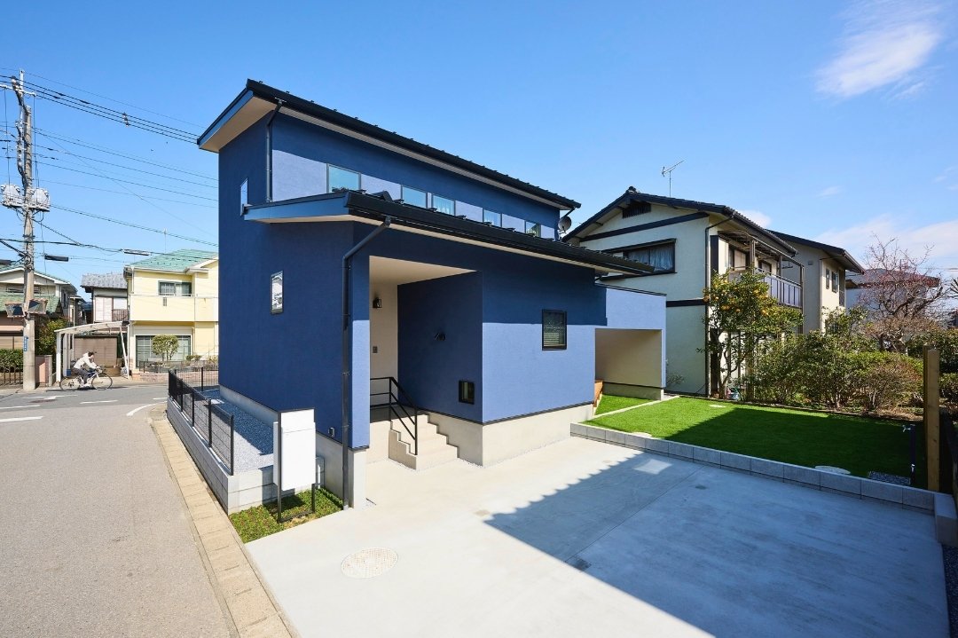 街並みに調和しながらも個性を演出した、おしゃれなブルーの外観の画像
