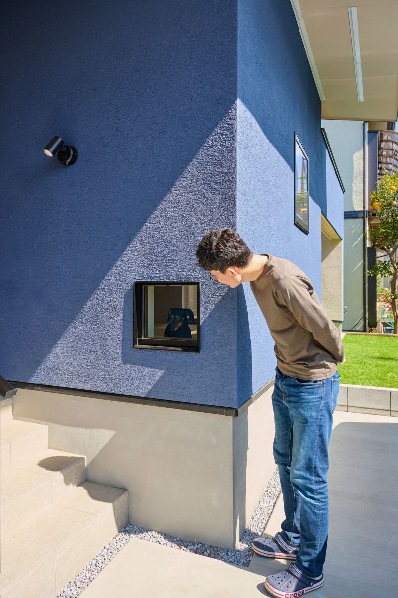 外を眺められる窓の画像