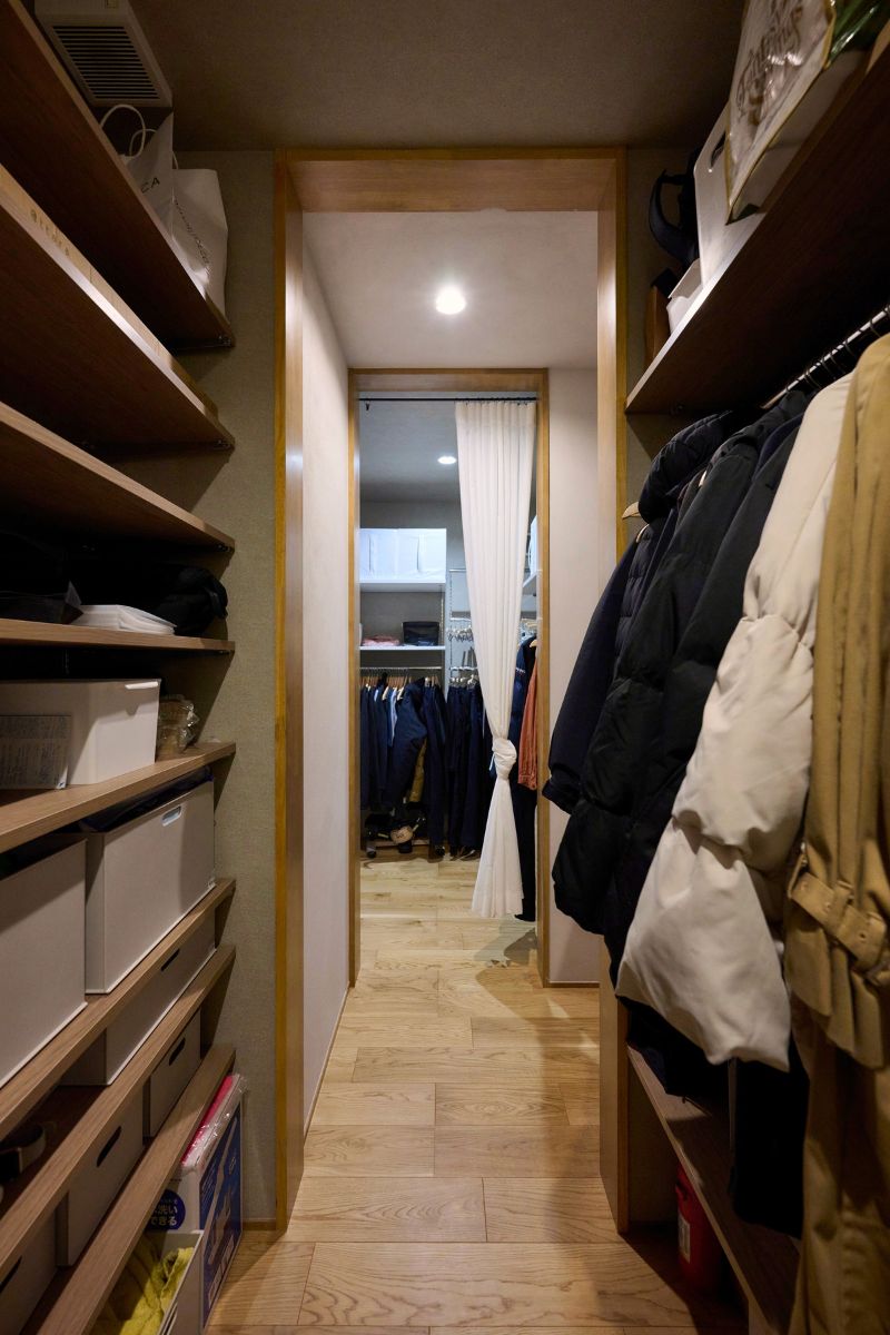 たっぷりの収納を叶えたシューズインクローゼットとリネン庫の画像