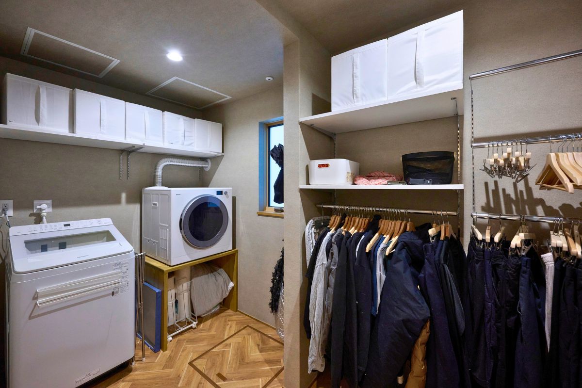 約2帖の広さを確保した、使い勝手の良いランドリールームの画像