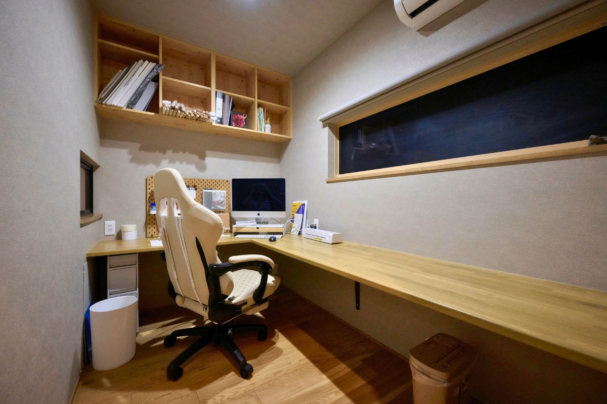 室内窓がアクセントの書斎の画像