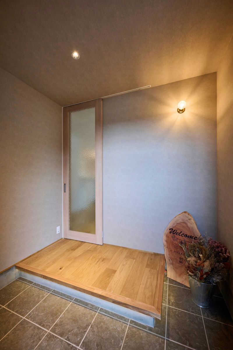 玄関まわりはシンプルにまとめ、光のアクセントとして間接照明を取り入れました。の画像