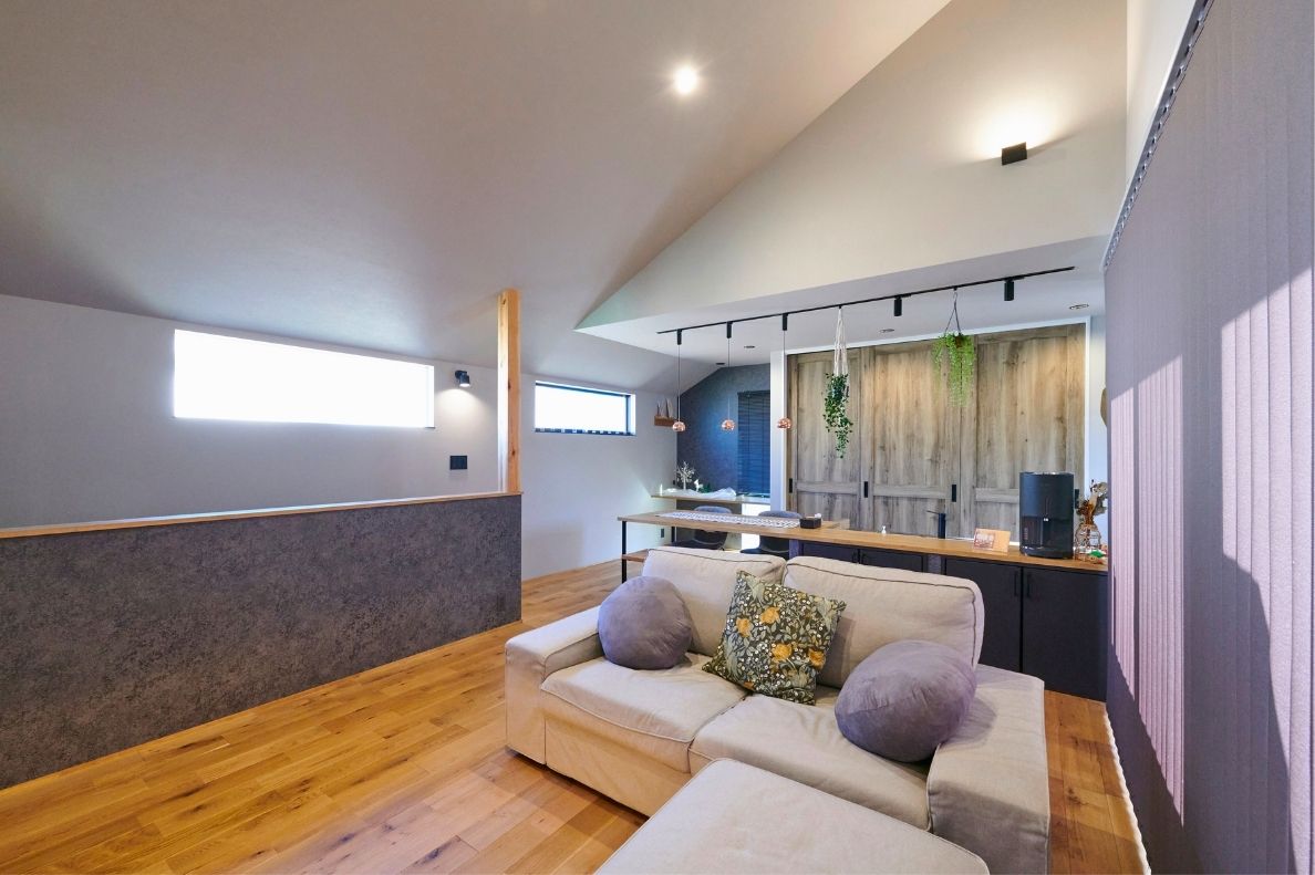 シンプルながらもヴィンテージ感あふれるリビングの画像