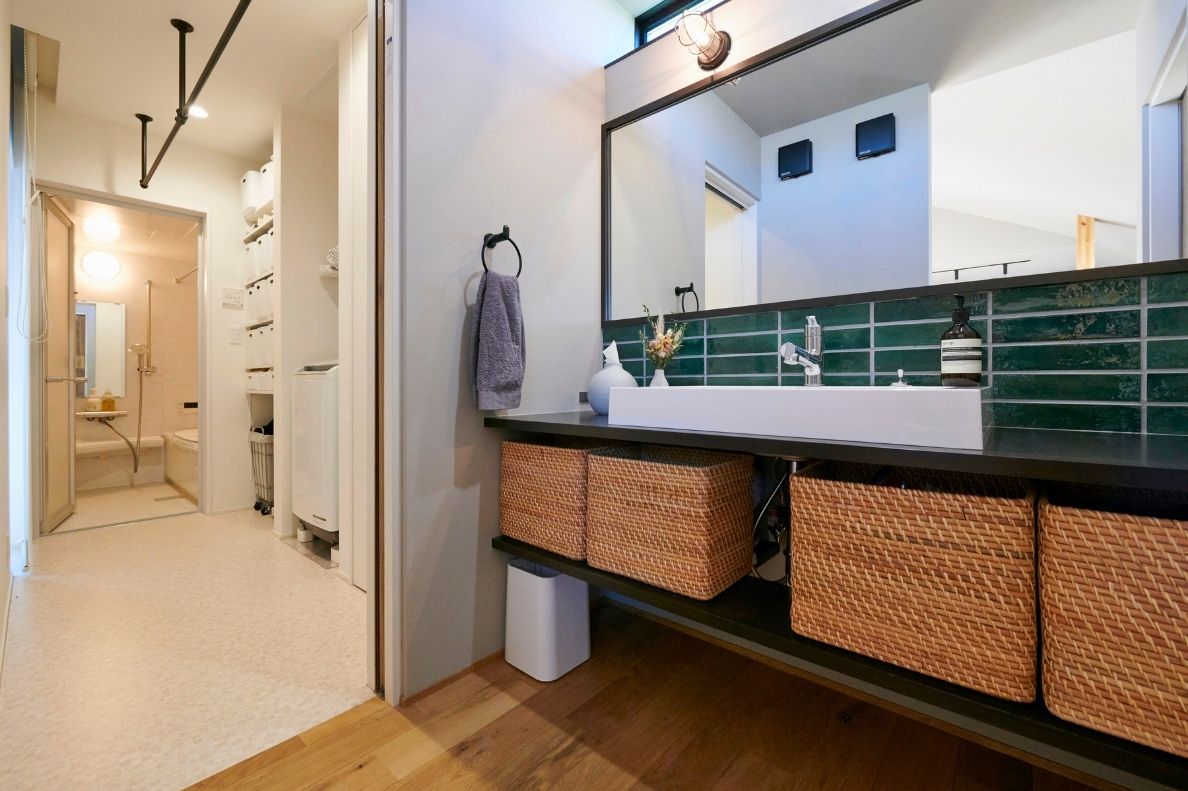 洗濯動線を中心としたコンパクトな水回りとし、洗濯脱衣室に室内物干しを備えました。の画像