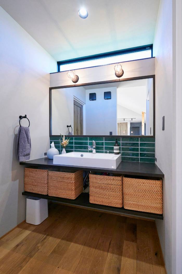 自然光が差し込む明るい洗面室の画像