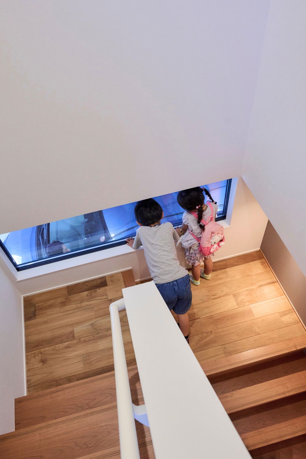 ガレージを眺めることができる階段の画像