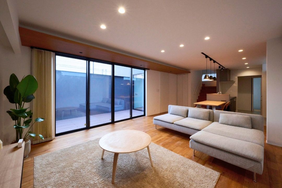 大開口が外との繋がりをもたらすリビングの画像