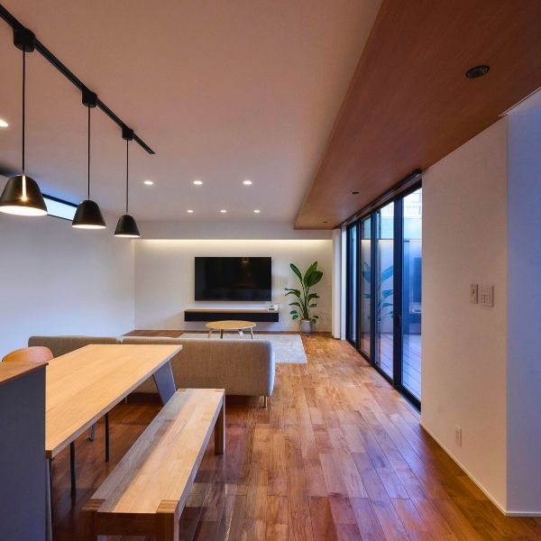 四角が重なるガレージハウスの画像