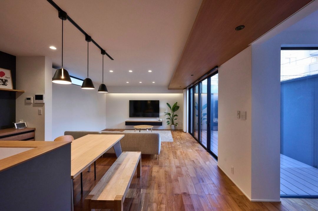 四角が重なるガレージハウスの画像