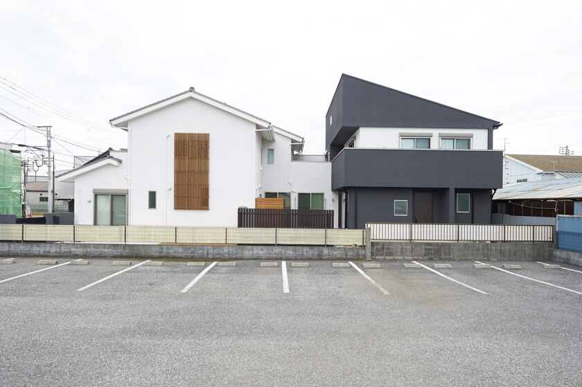 白と黒の二世帯住宅の画像