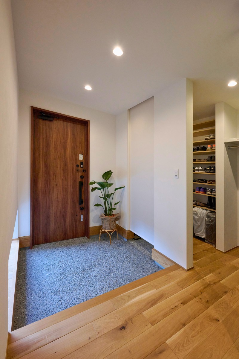 アウトドア用品をたっぷりと収納できる土間収納の画像