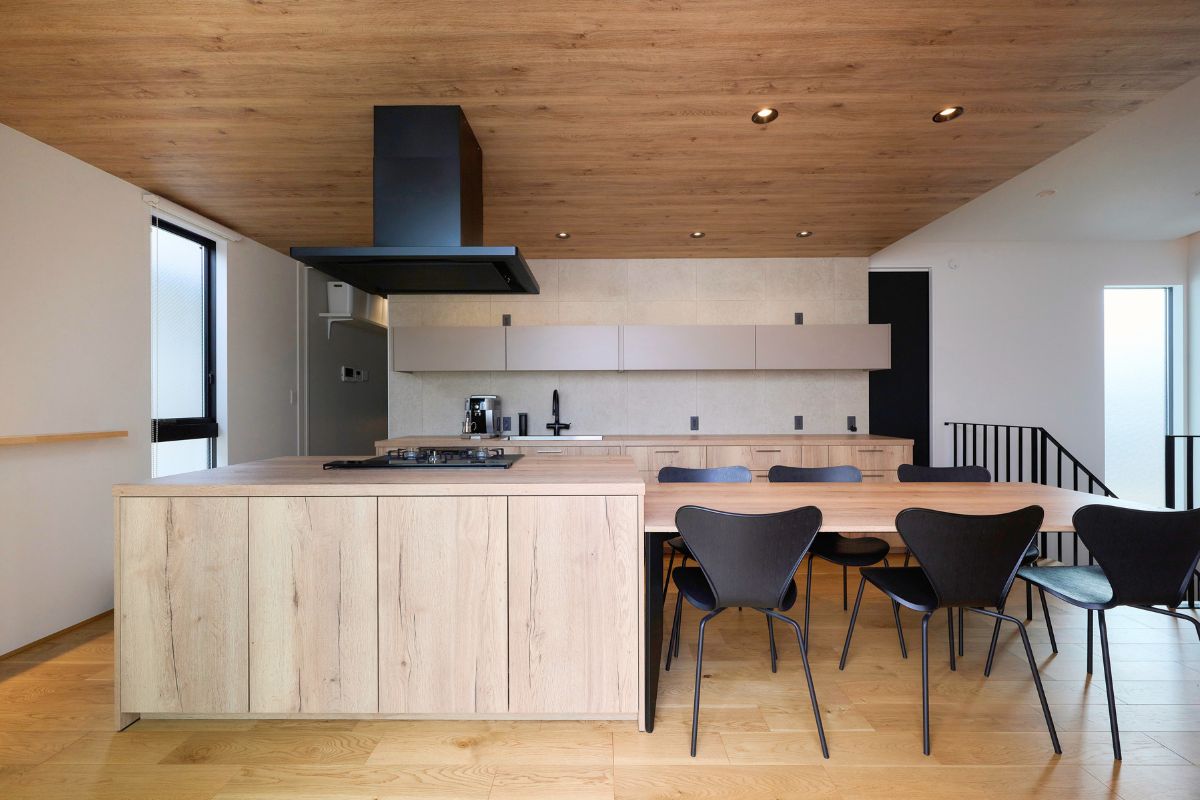 回遊できるおしゃれなキッチンの画像