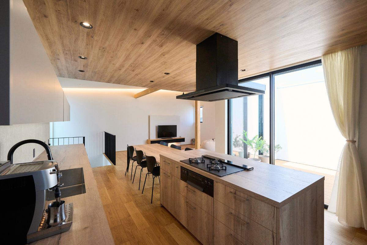 バルコニーを眺められるキッチンの画像