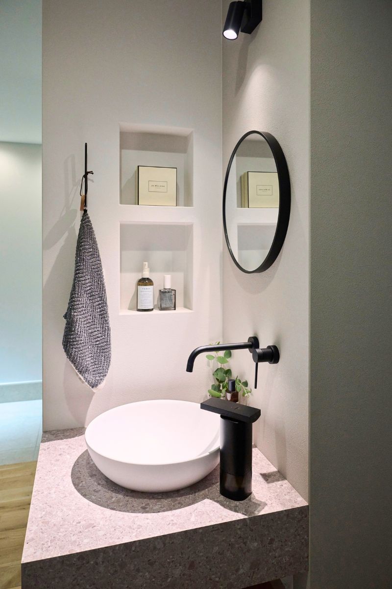 モダンで落ち着いたデザインの造作手洗いカウンターの画像