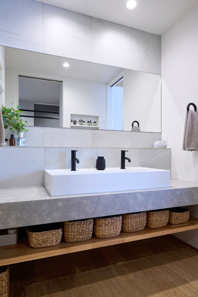 大判タイルのシンプルモダンな造作洗面の画像