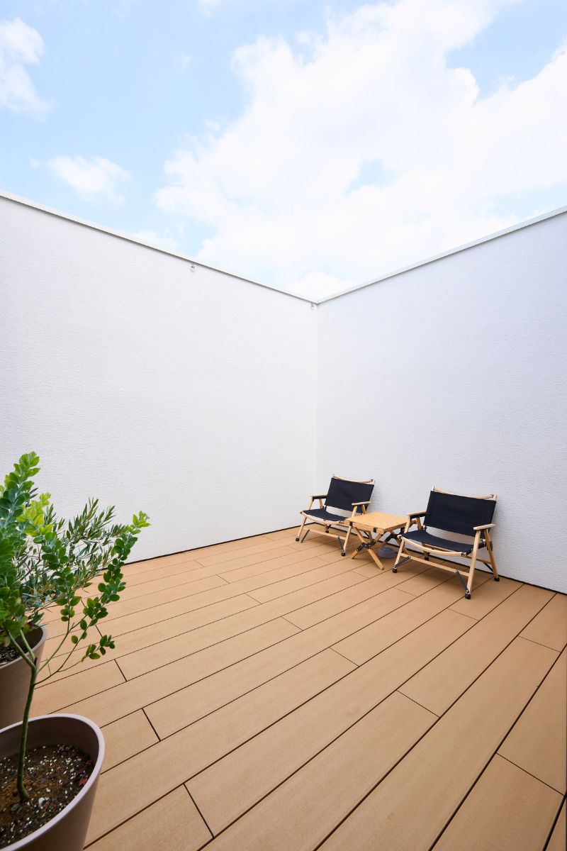 高い壁によってプライバシーが保たれたスカイラウンジの画像