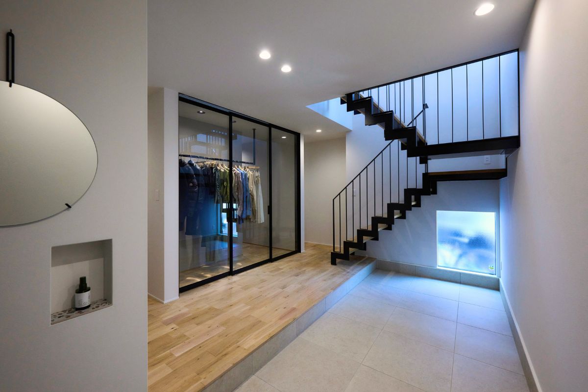 自然光を届ける、ストリップ階段×吹抜けの土間玄関の画像