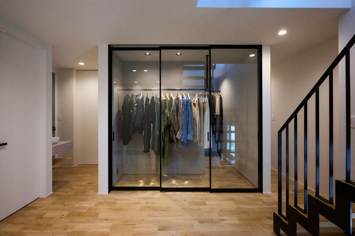 視線が抜ける開放的な1階ホールの画像