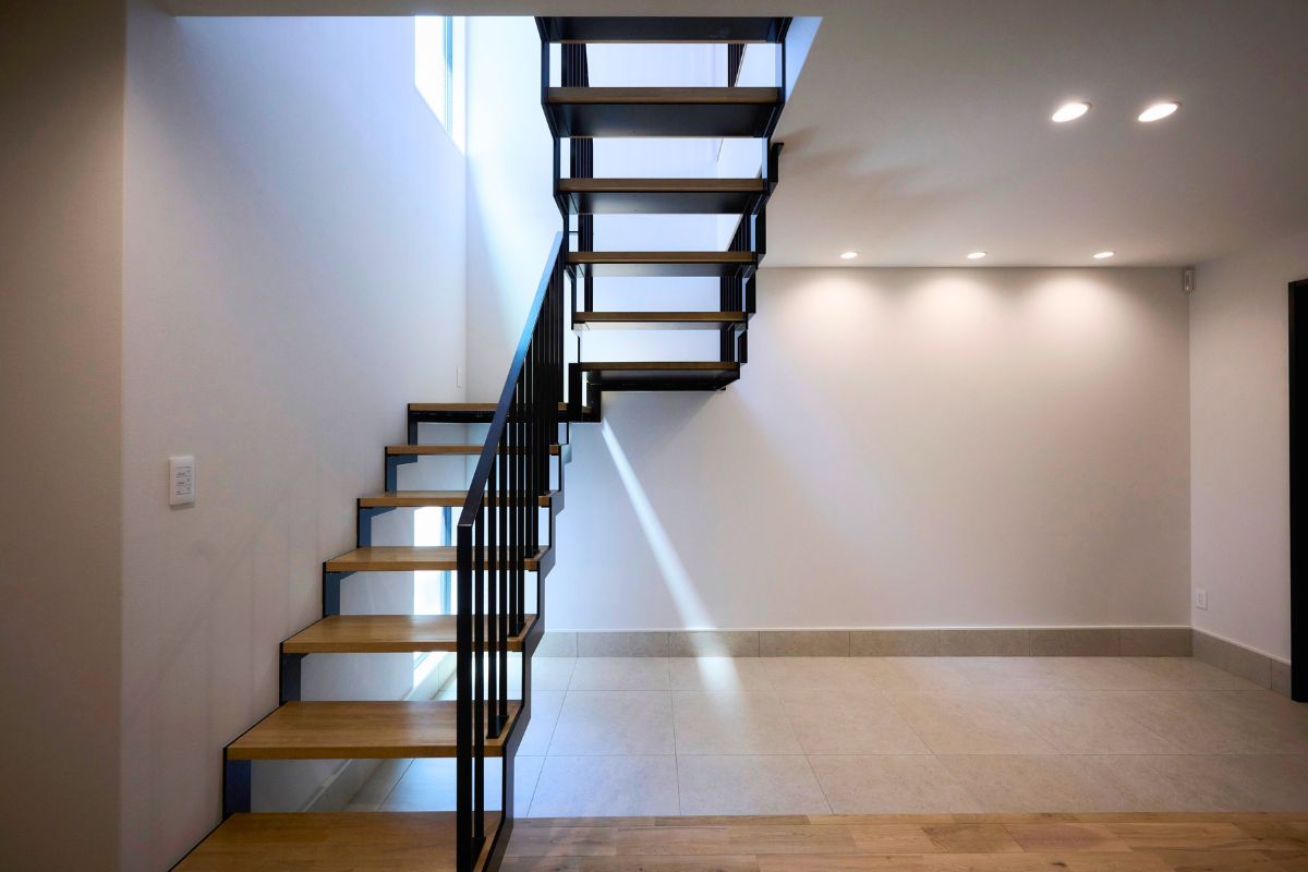 玄関の主役にもなる、スタイリッシュなストリップ階段の画像