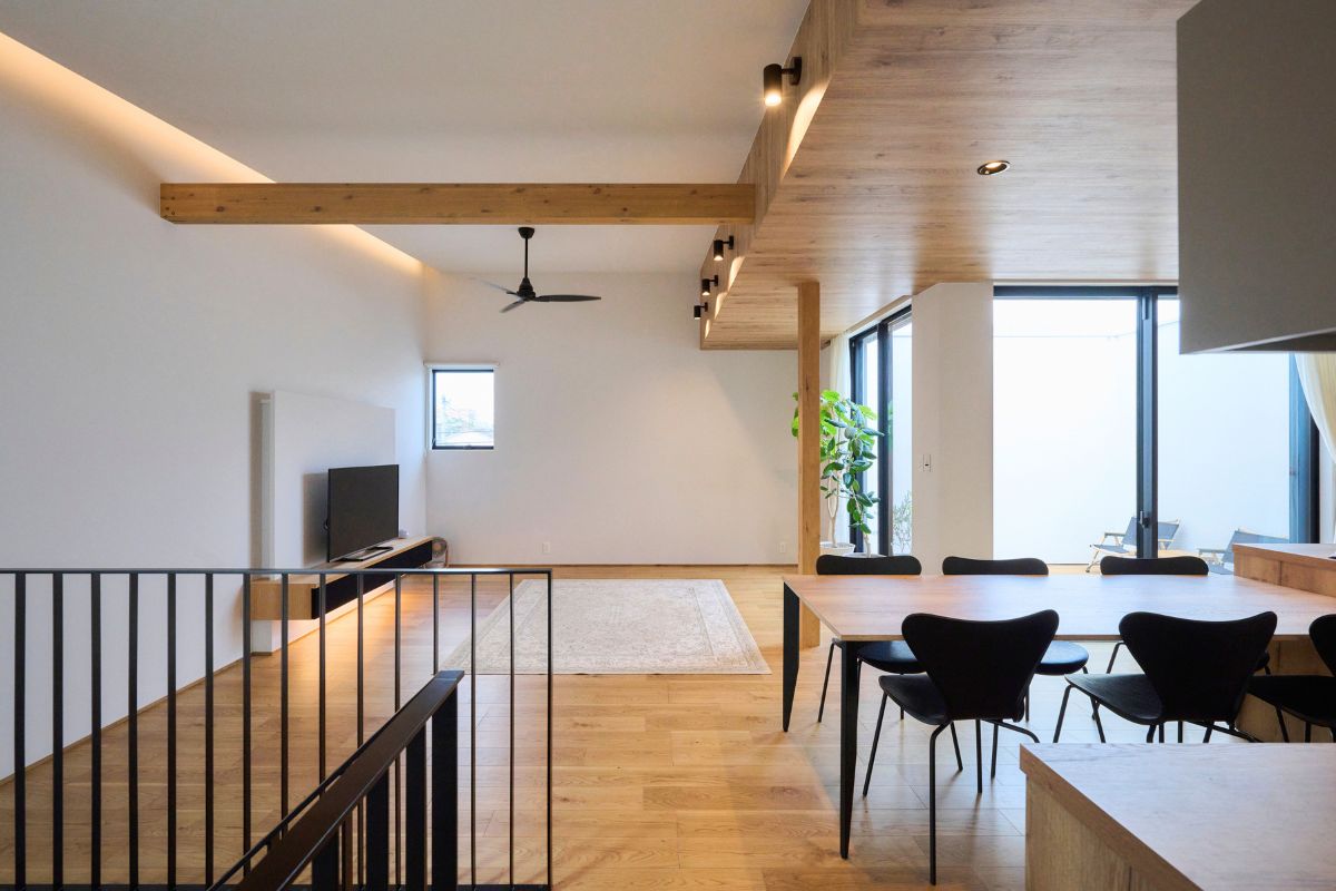 風と光が行き渡る心地よいリビングの画像