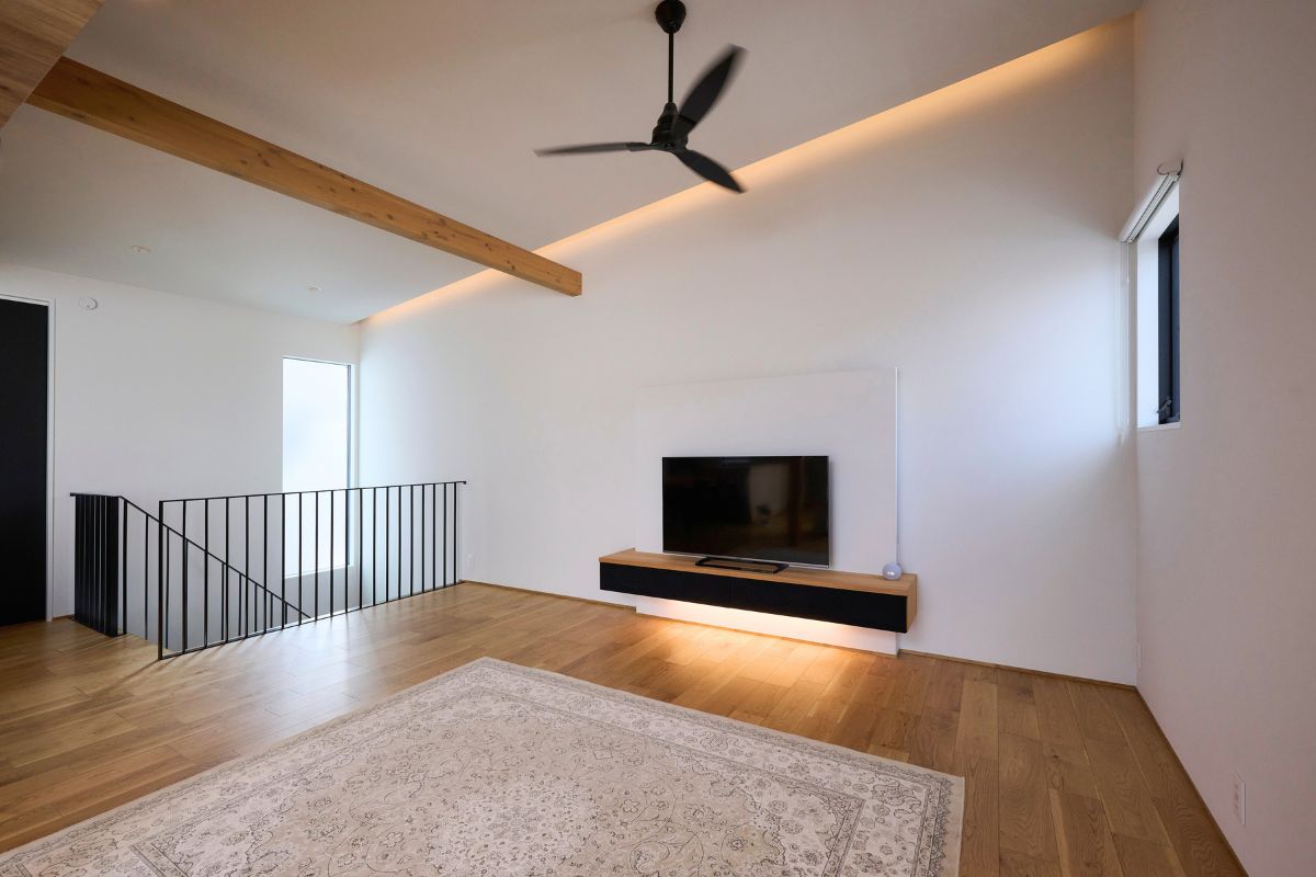 デザイン性の高いシンプルモダンなリビングの画像