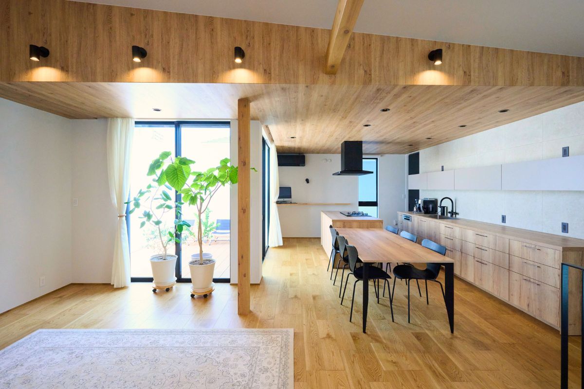 明るく開放的な2階リビングの家の画像