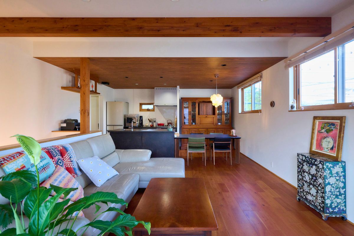 木と緑に包まれたオープンガレージハウスの画像