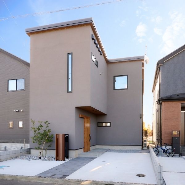 格子が織りなす和モダンな家の画像