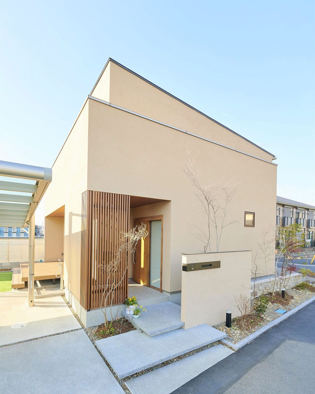 住宅街に佇む角地の邸宅の画像