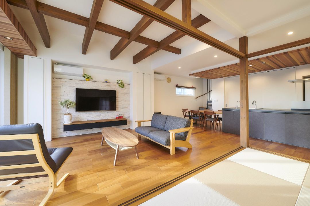 ストーン調タイルの風合いがポイントのリビングの画像