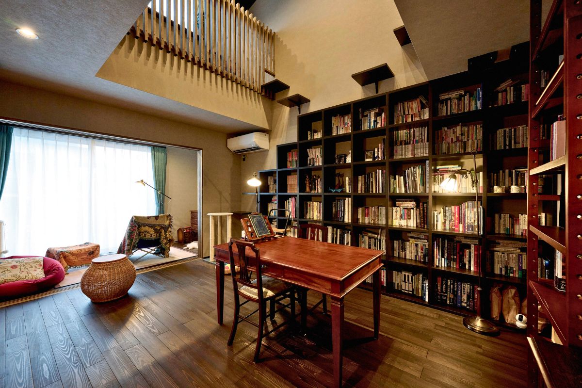 猫も人も心地よさを堪能するレトロモダンな家の画像