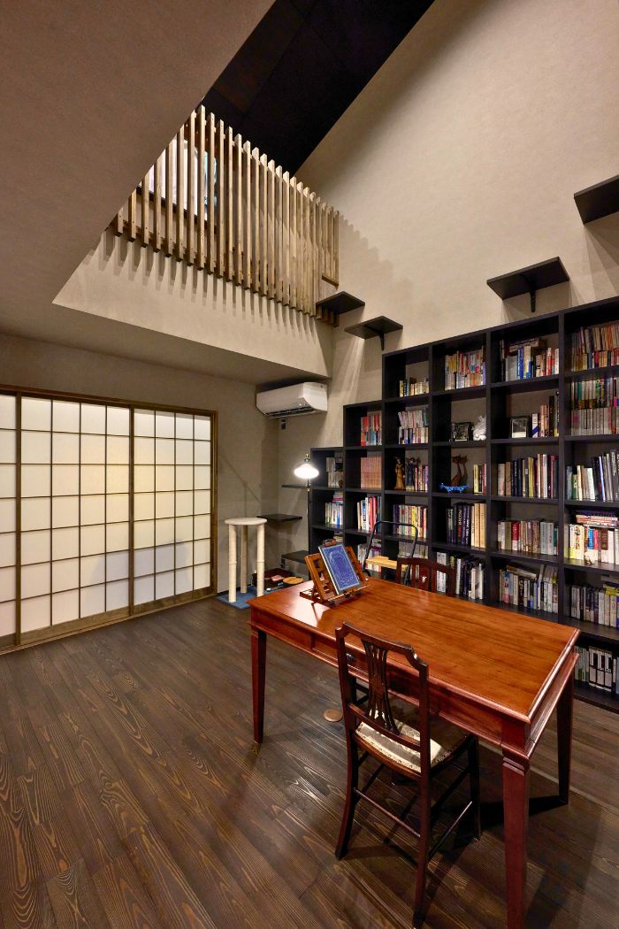 リビング空間を引き立てるモダンな荒格子の3枚引き戸の画像