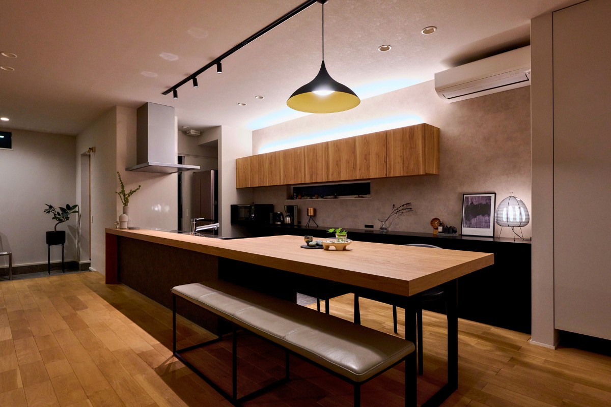 一体感を生み出す美しいダイニング・キッチンの画像