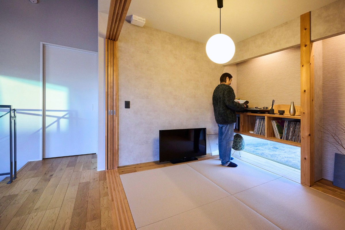 和の要素とモダンな要素をバランスよくブレンドした2階ホールの画像