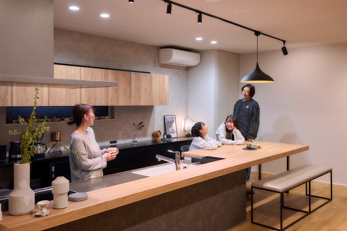 床を一段下げた、水平ラインが美しいキッチンの画像