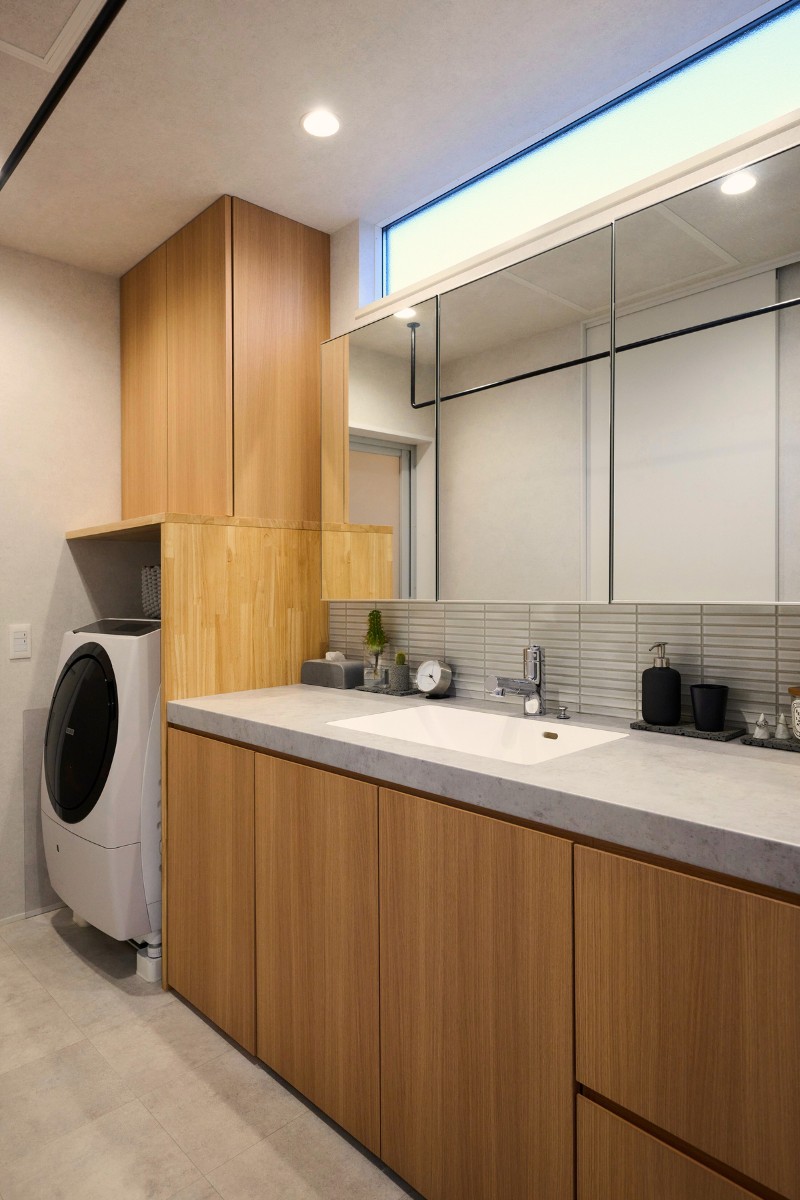 タイルを設えたナチュラルテイストな造作洗面の画像