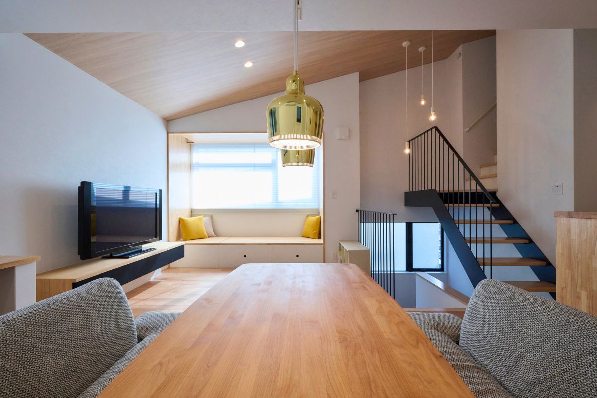 爽やかな陽光をたっぷり浴びながら食事を楽しむことができるダイニングテーブルの画像